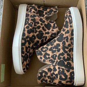 Brand new never worn Steve Madden. So cute but wrong size.